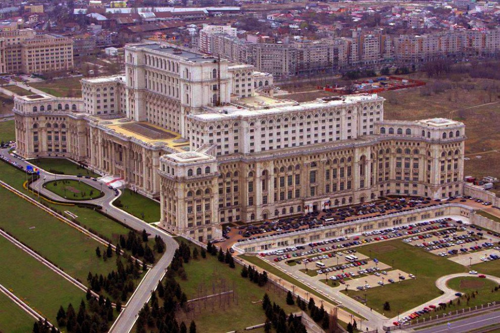 Самое большое административное здание в мире — Дворец Парламента, Бухарест, Румыния.