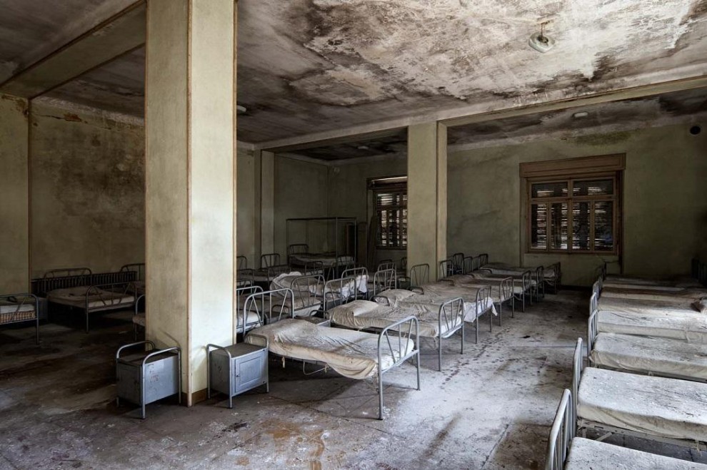 Разваливающееся здание бывшего детского дома в Италии, где все кровати всё еще застелены.