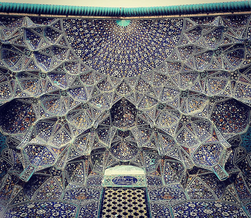 5. Мечеть шейха Лотфоллы в Исфахане, Иран. Особенно много внимания фотограф уделяет потолкам мечетей, которые по внешнему виду напоминают красочный калейдоскоп. 