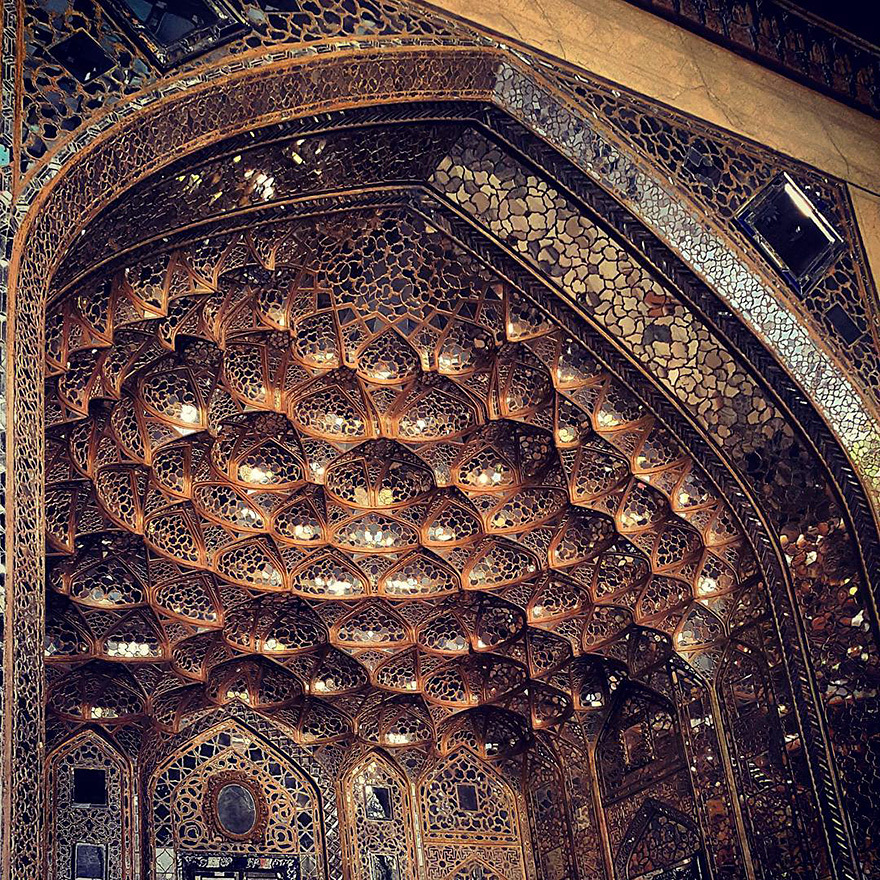 6. Дворец Шаха Аббаса Сафави, Иран. Дворцу 400 лет. Следует отметить, что большинство исторических мечетей и дворцов являются памятниками архитектуры и у многих есть запрет на съемку внутри. 