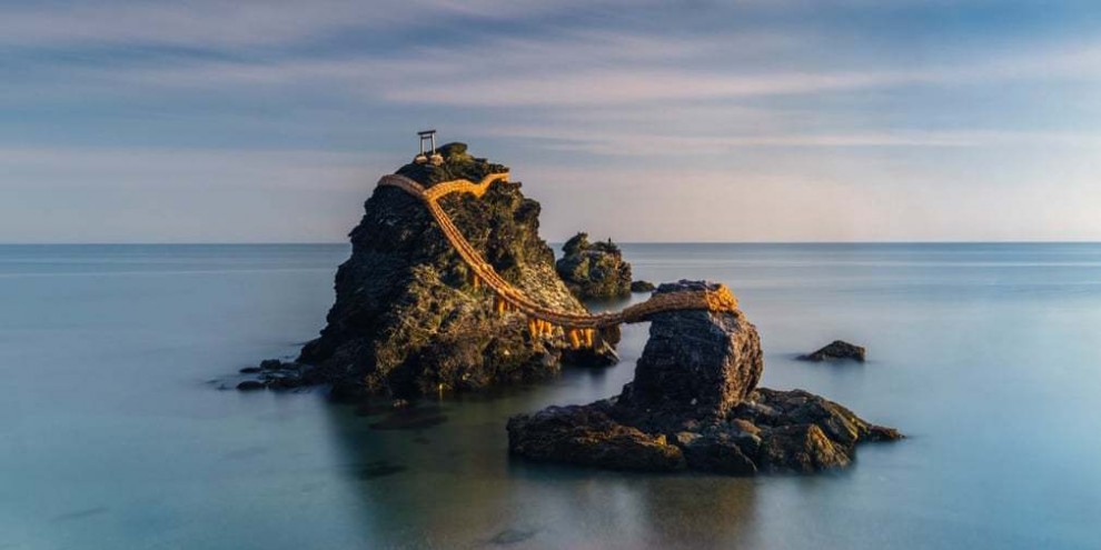 Meoto Iwa, священные скалы у берегов Японии. Фотографи: Анастасия Вулмингтон.