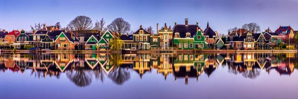Дома стоят на берегу реки в Заансе Сханс, Нидерланды.Фотограф: Ханс Альтенкирх