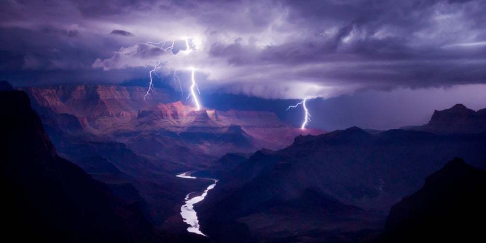 Молния ударяет по Большому Каньону, США.Фотограф: Колин Силлеруд