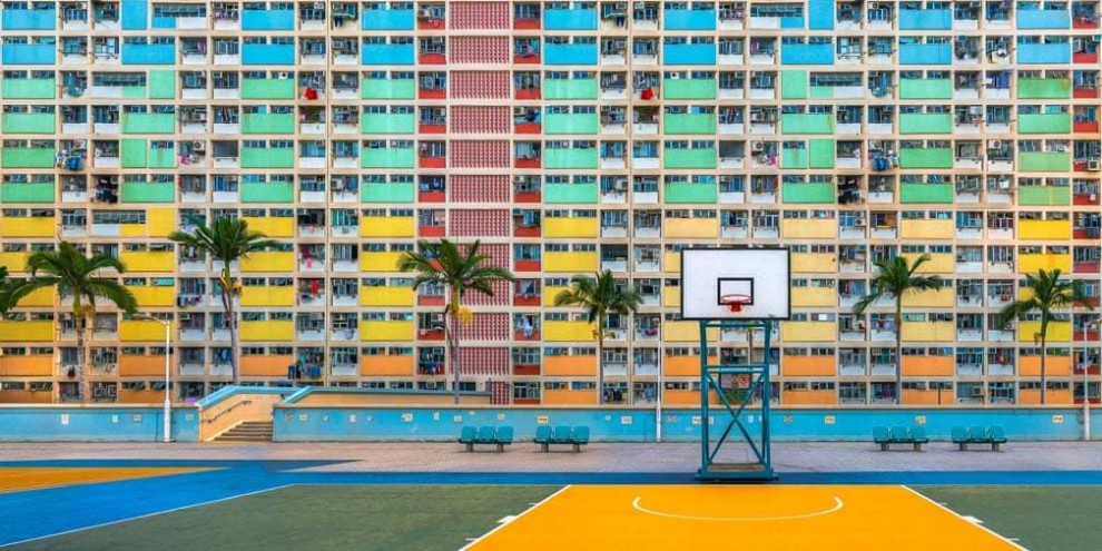 Яркая, но безлюдная игровая площадка в отеле Choi Hung Estate, Гонконг. Фотограф: Tran Minh Dung.
