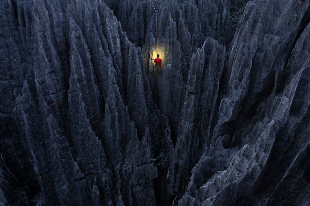 Национальный парк Бемараха, Мадагаскар: рано утром альпинист измеряет острые как бритва скалы Гранд Цингис, самого большого в мире леса известняковых иголок. Фотография: Марсель ван Остен