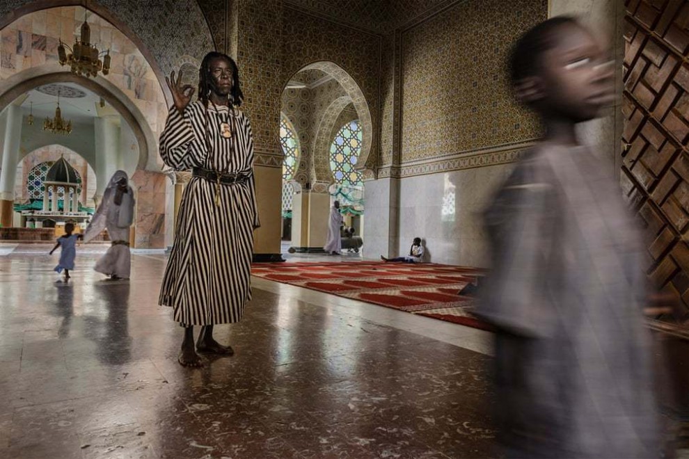 Туба, Сенегал: член секты сенегальских мусульман Бай Фолл в Великой мечети Туба. Фотография: Стефано Пенсотти.