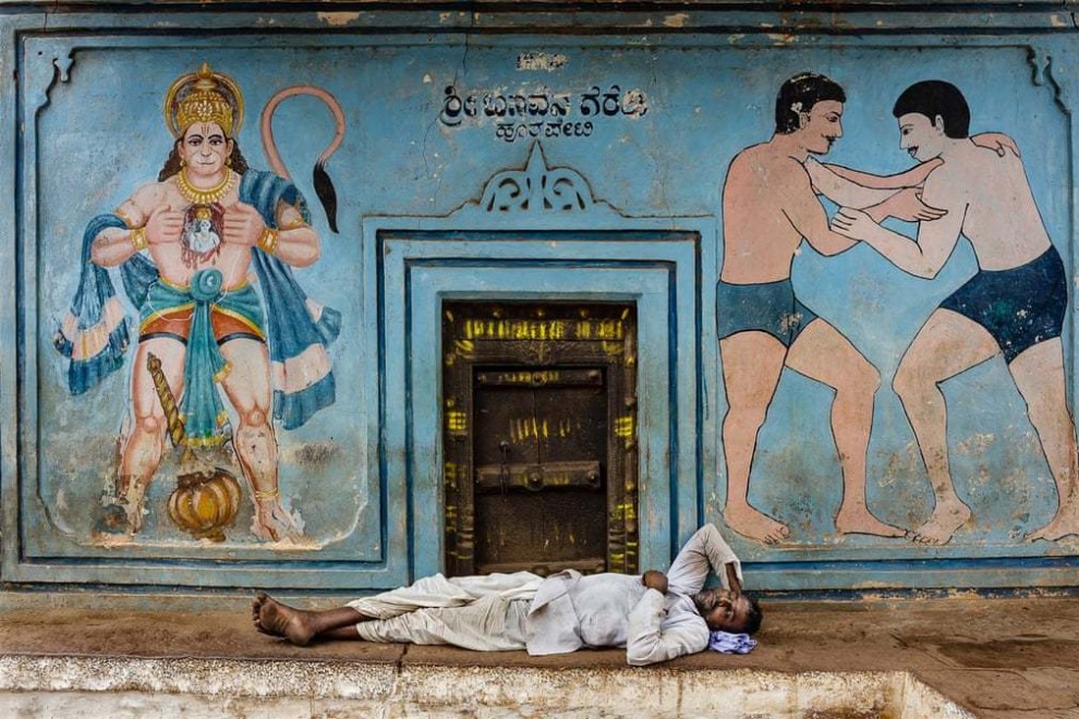Бадами, Багалкот, Карнатака, Индия: момент отдыха у входа в спортивный зал для борьбы. Фотография: Стефано Пенсотти