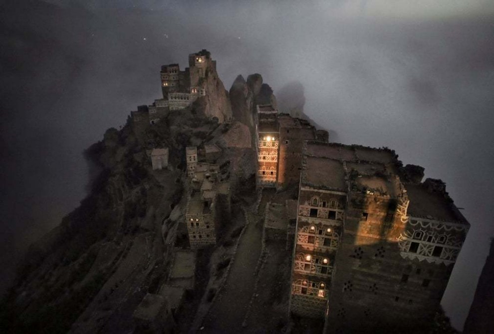 Шугруф, Йемен: Утренний туман мистическим образом поднимается из долины к маленькой деревне Шугруф в горах Хараз. Фотография: Матяз Кривич