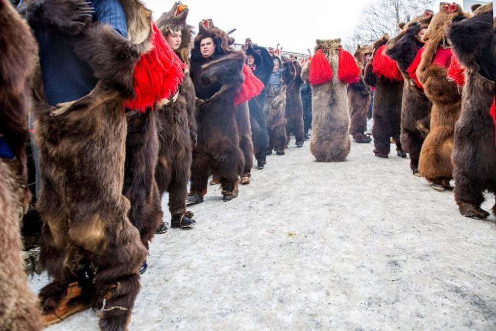 Команешти, Румыния: танец медведя, румынский ритуал, который участники совершают с помощью колоколов, палок и барабанов, чтобы рассеять злых духов. Фотография: Диана Бузояну