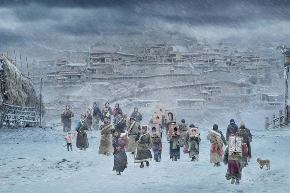 Ганнан, Китай: Местные тибетские буддисты совершают паломничество в монастырь Лабранг. Паломники совершают шествие вдоль дороги, делая три или пять шагов между каждым поклоном. Фотография: He Jian.