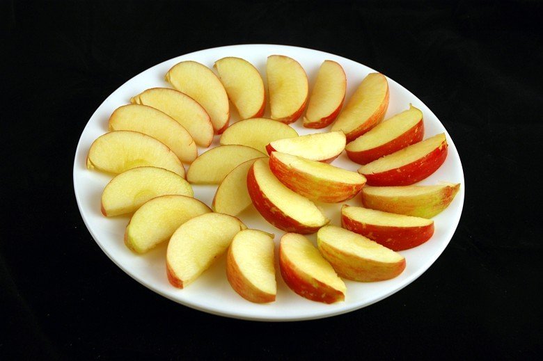Яблоки (385 грамм = 200 калорий): 