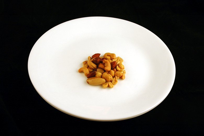Соленые орешки (33 грамма = 200 калорий): 