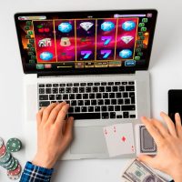 За гранью виртуального: как люди играют в онлайн казино на настоящие деньги?